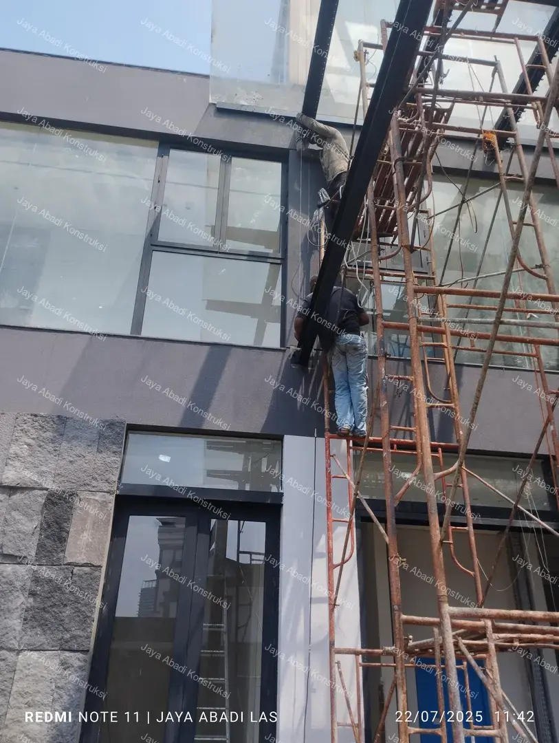Tim profesional Jaya Abadi Konstruksi di lapangan