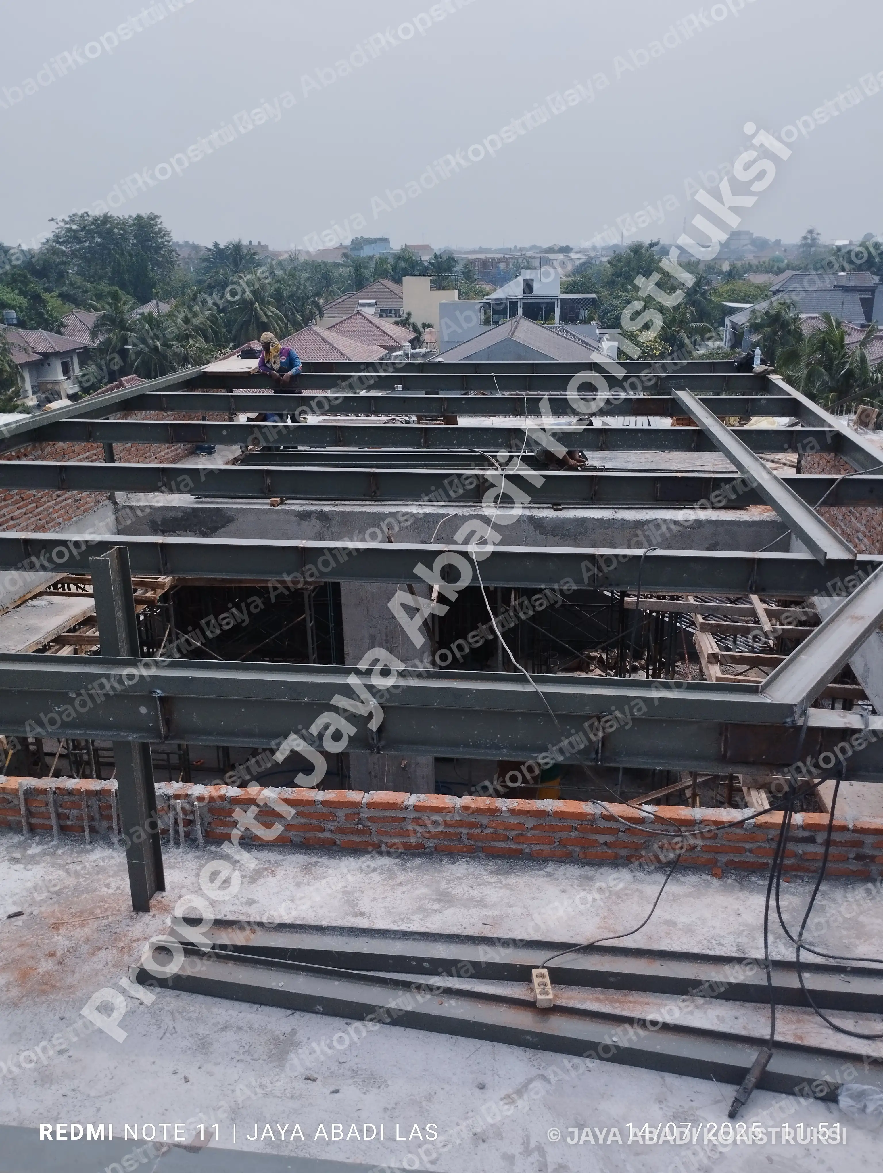 Pemasangan Struktur Baja Lantai Atas